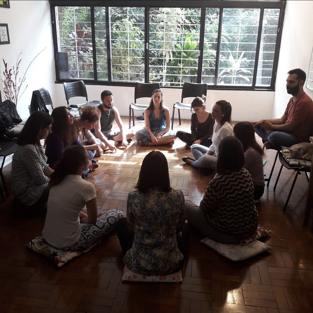 Grupo reunido em uma atividade de aprendizado na Casa Theta